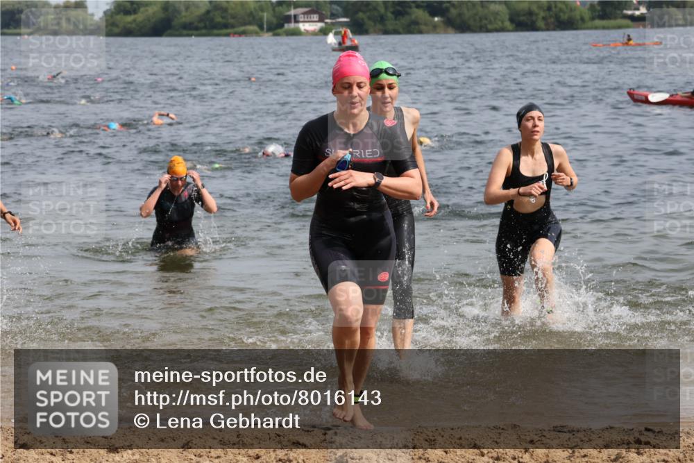 15.06.2025 - 27. Vierlanden-Triathlon Lena Gebhardt http://msf.ph/oto/8016143 15.06.2025 10:15:18 Schwimmen 480, 507, 542, 554, 555, 579, 587, 613, 631, 635 meine-sportfotos.de
