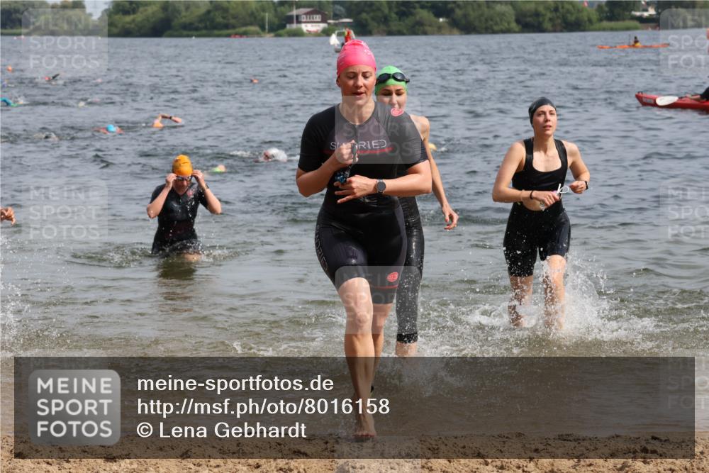 15.06.2025 - 27. Vierlanden-Triathlon Lena Gebhardt http://msf.ph/oto/8016158 15.06.2025 10:15:18 Schwimmen 480, 507, 542, 554, 555, 579, 587, 613, 631, 635 meine-sportfotos.de