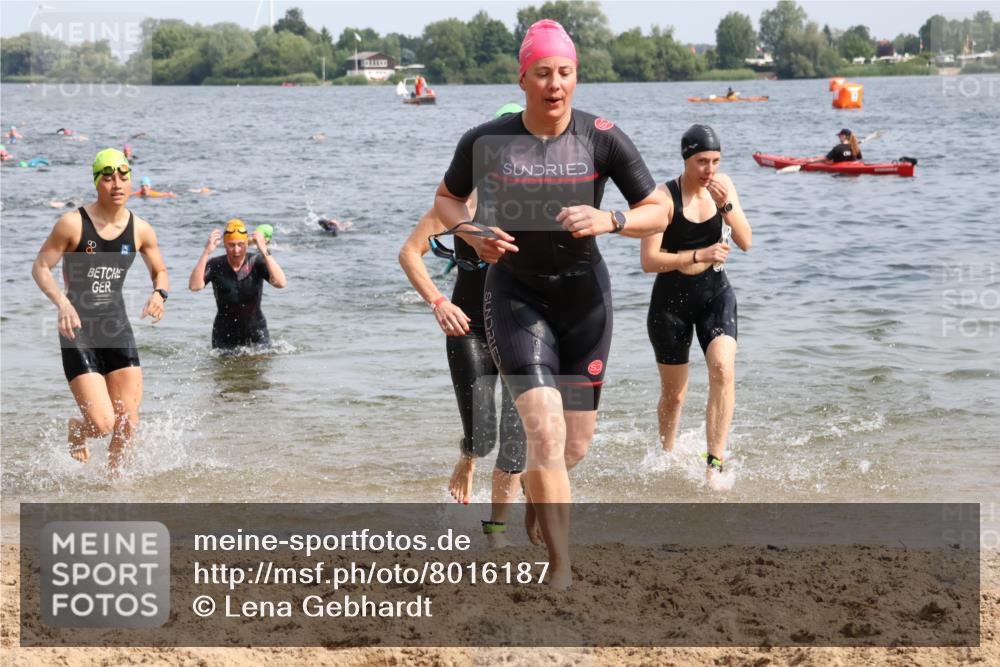15.06.2025 - 27. Vierlanden-Triathlon Lena Gebhardt http://msf.ph/oto/8016187 15.06.2025 10:15:19 Schwimmen 480, 507, 542, 554, 555, 579, 587, 613, 631, 635 meine-sportfotos.de