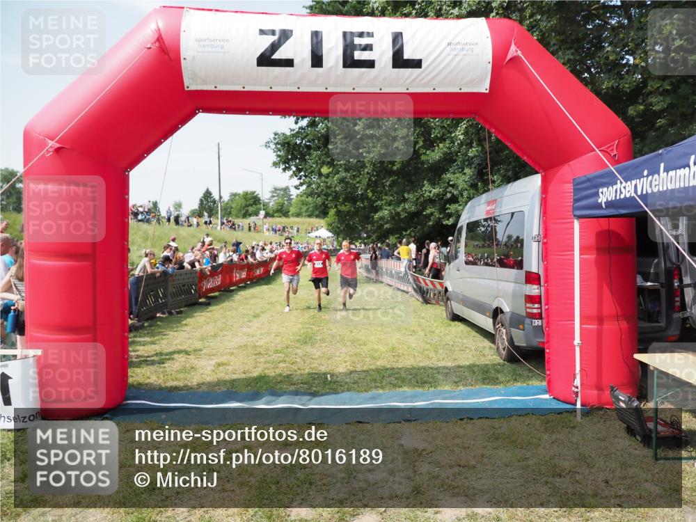 21.06.2025 - 27. Vierlanden-Triathlon MichiJ http://msf.ph/oto/8016189 15.06.2026 11:32:39 Ziel 487, 614 meine-sportfotos.de
