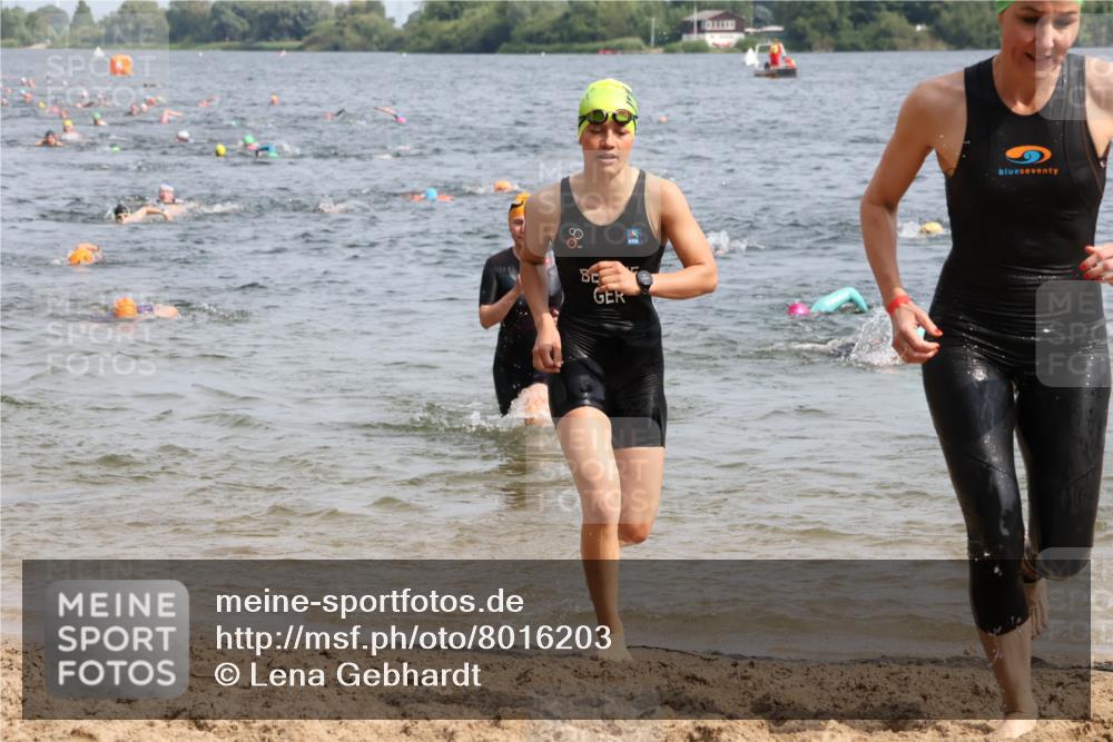 15.06.2025 - 27. Vierlanden-Triathlon Lena Gebhardt http://msf.ph/oto/8016203 15.06.2025 10:15:20 Schwimmen 480, 507, 542, 554, 555, 579, 613, 631 meine-sportfotos.de