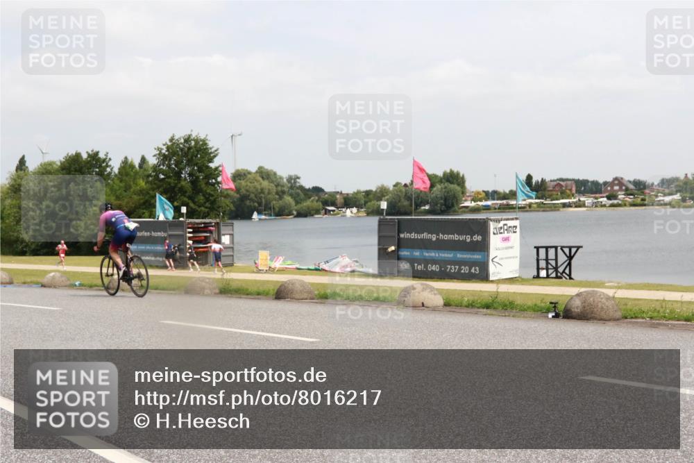 21.06.2025 - 27. Vierlanden-Triathlon H.Heesch http://msf.ph/oto/8016217 15.06.2025 12:04:30 Radfahren 725, 833, 901, 904, 954 meine-sportfotos.de