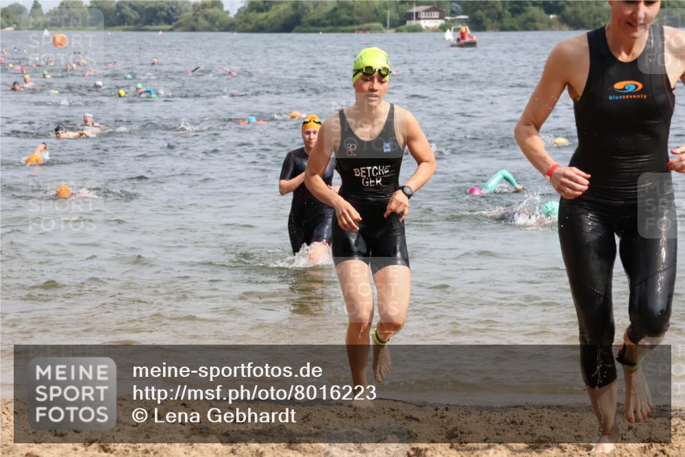 15.06.2025 - 27. Vierlanden-Triathlon Lena Gebhardt http://msf.ph/oto/8016223 15.06.2025 10:15:20 Schwimmen 480, 507, 542, 554, 555, 579, 613, 631 meine-sportfotos.de
