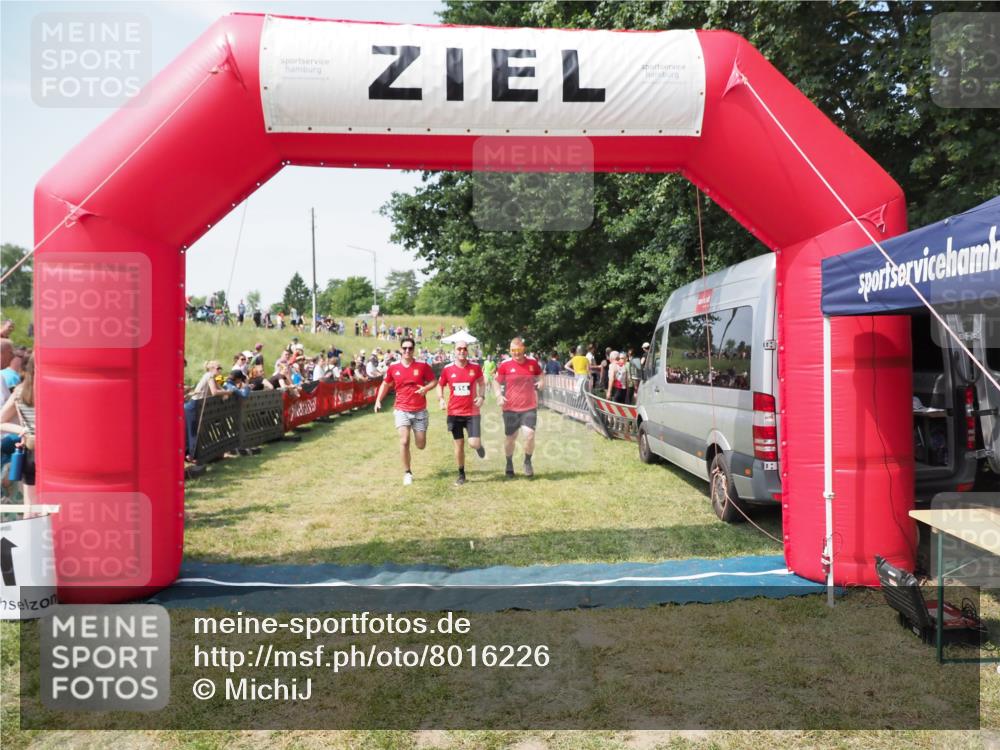 21.06.2025 - 27. Vierlanden-Triathlon MichiJ http://msf.ph/oto/8016226 15.06.2026 11:32:40 Ziel 487, 614 meine-sportfotos.de