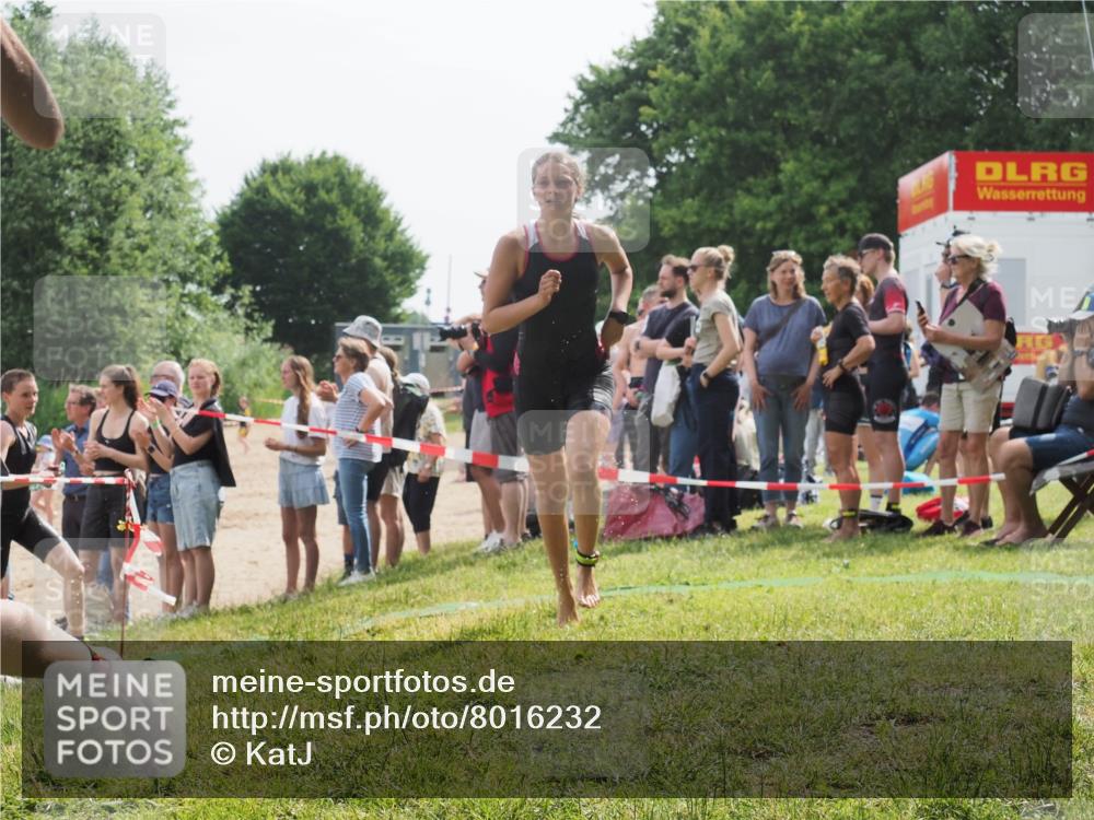 15.06.2025 - 27. Vierlanden-Triathlon KatJ http://msf.ph/oto/8016232 15.06.2025 10:15:54 Schwimmen 483, 505, 564, 577, 590, 630 meine-sportfotos.de