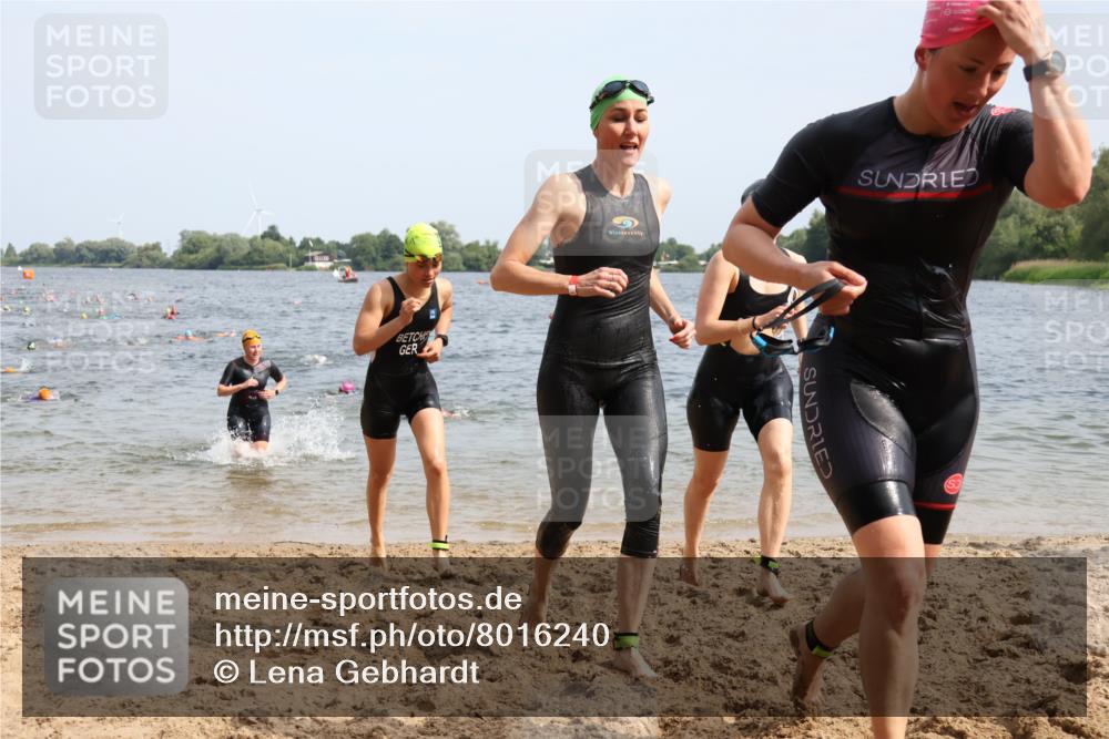 15.06.2025 - 27. Vierlanden-Triathlon Lena Gebhardt http://msf.ph/oto/8016240 15.06.2025 10:15:21 Schwimmen 507, 542, 554, 555, 579, 613, 631 meine-sportfotos.de