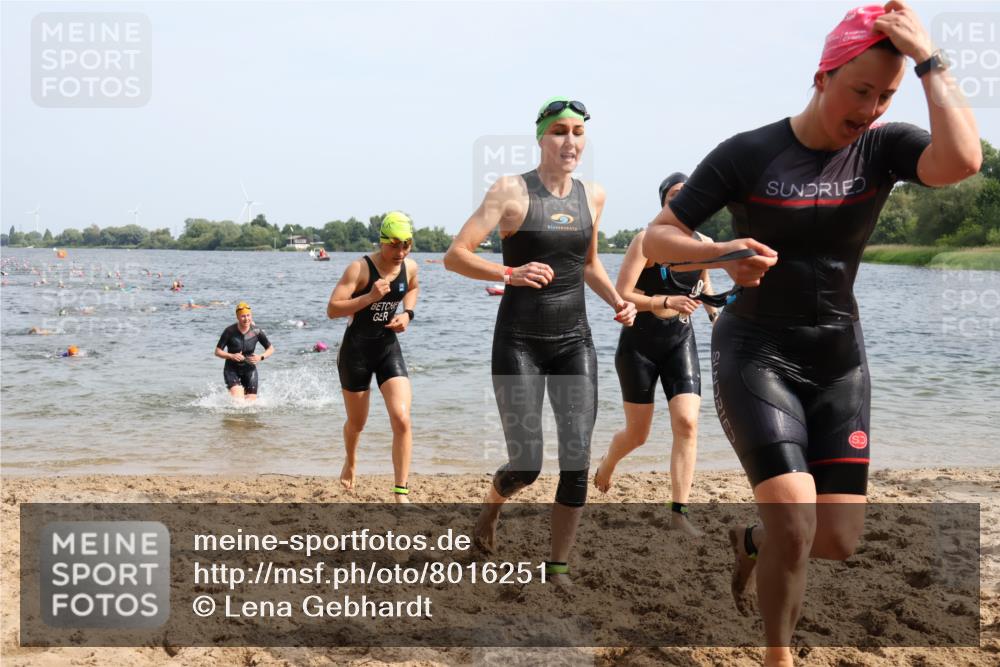 15.06.2025 - 27. Vierlanden-Triathlon Lena Gebhardt http://msf.ph/oto/8016251 15.06.2025 10:15:21 Schwimmen 507, 542, 554, 555, 579, 613, 631 meine-sportfotos.de