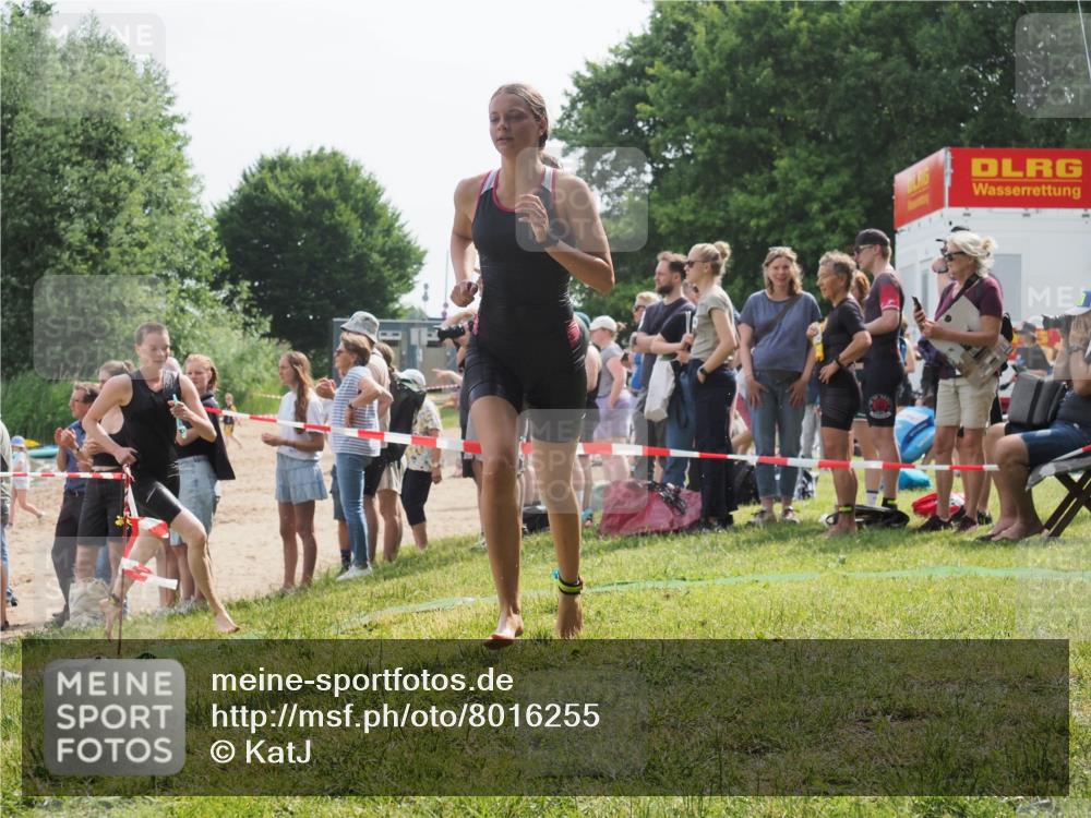 15.06.2025 - 27. Vierlanden-Triathlon KatJ http://msf.ph/oto/8016255 15.06.2025 10:15:54 Schwimmen 483, 505, 564, 577, 590, 630 meine-sportfotos.de