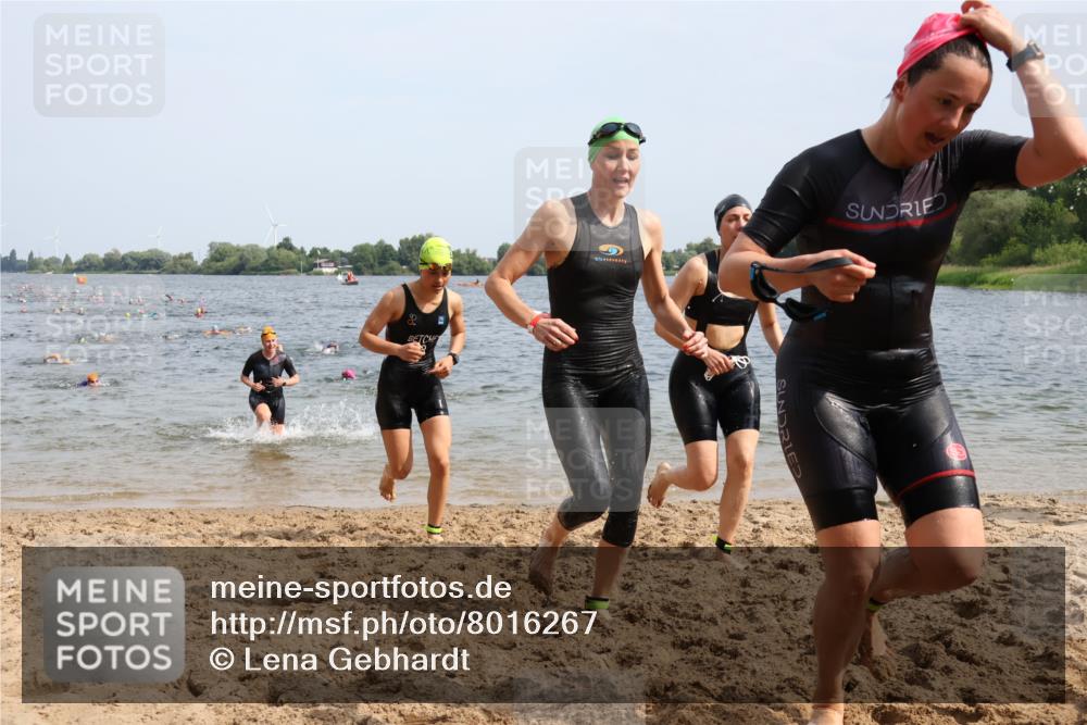 15.06.2025 - 27. Vierlanden-Triathlon Lena Gebhardt http://msf.ph/oto/8016267 15.06.2025 10:15:22 Schwimmen 507, 508, 542, 554, 555, 579, 613, 620, 631 meine-sportfotos.de