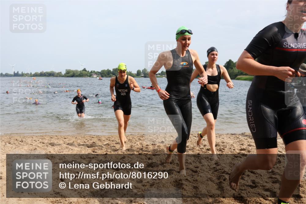 15.06.2025 - 27. Vierlanden-Triathlon Lena Gebhardt http://msf.ph/oto/8016290 15.06.2025 10:15:22 Schwimmen 507, 508, 542, 554, 555, 579, 613, 620, 631 meine-sportfotos.de
