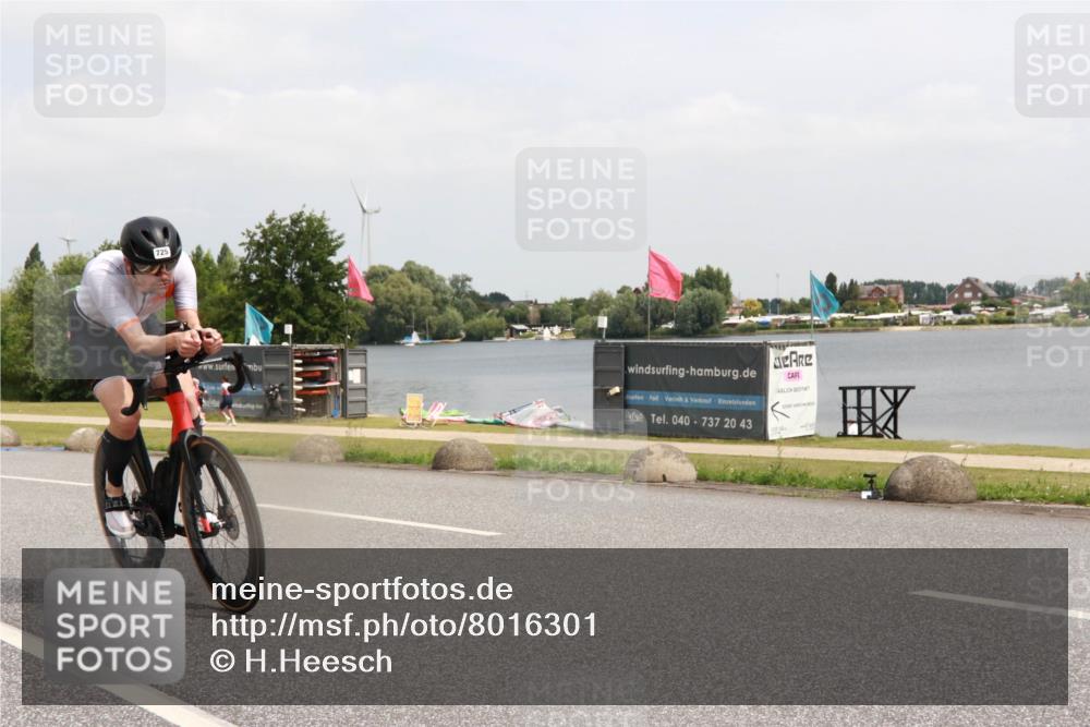 21.06.2025 - 27. Vierlanden-Triathlon H.Heesch http://msf.ph/oto/8016301 15.06.2025 12:04:31 Radfahren 725, 833, 904 meine-sportfotos.de