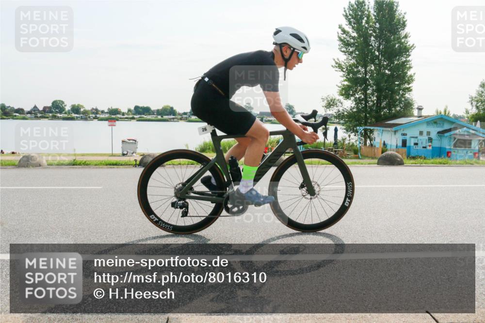 15.06.2025 - 27. Vierlanden-Triathlon H.Heesch http://msf.ph/oto/8016310 15.06.2025 09:14:05 Radfahren 26, 50 meine-sportfotos.de