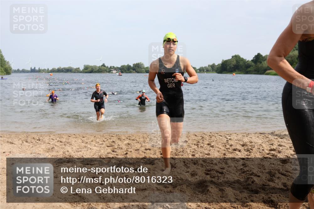 15.06.2025 - 27. Vierlanden-Triathlon Lena Gebhardt http://msf.ph/oto/8016323 15.06.2025 10:15:23 Schwimmen 507, 508, 511, 542, 554, 555, 579, 613, 620, 631 meine-sportfotos.de