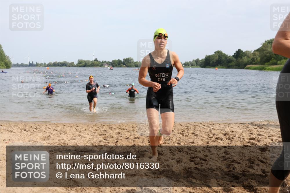 15.06.2025 - 27. Vierlanden-Triathlon Lena Gebhardt http://msf.ph/oto/8016330 15.06.2025 10:15:23 Schwimmen 507, 508, 511, 542, 554, 555, 579, 613, 620, 631 meine-sportfotos.de