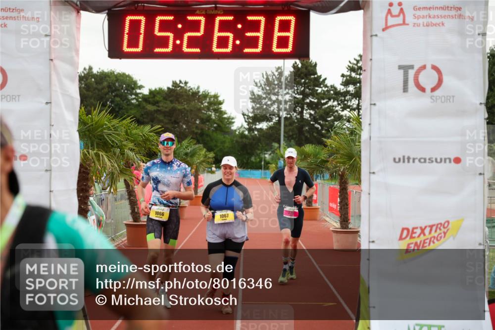 15.06.2025 - 7 Türme Triathlon Michael Strokosch http://msf.ph/oto/8016346 15.06.2025 15:26:38 Ziel 225, 1066, 1067 meine-sportfotos.de