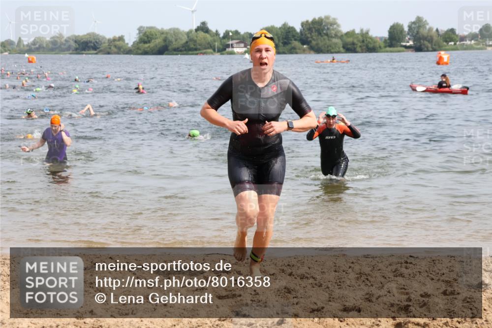 15.06.2025 - 27. Vierlanden-Triathlon Lena Gebhardt http://msf.ph/oto/8016358 15.06.2025 10:15:25 Schwimmen 507, 508, 511, 542, 554, 579, 613, 620, 631 meine-sportfotos.de