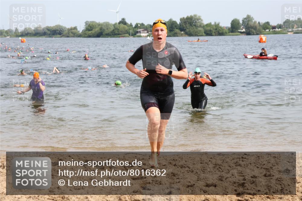 15.06.2025 - 27. Vierlanden-Triathlon Lena Gebhardt http://msf.ph/oto/8016362 15.06.2025 10:15:25 Schwimmen 507, 508, 511, 542, 554, 579, 613, 620, 631 meine-sportfotos.de