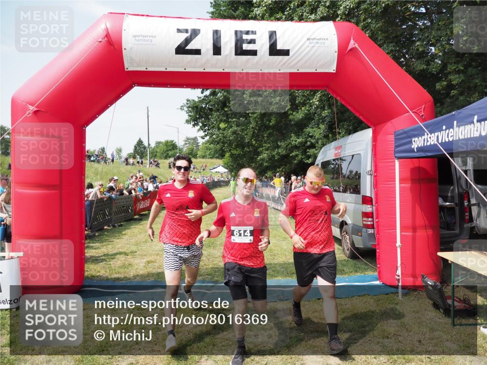 21.06.2025 - 27. Vierlanden-Triathlon MichiJ http://msf.ph/oto/8016369 15.06.2026 11:32:42 Ziel 480, 487, 614 meine-sportfotos.de