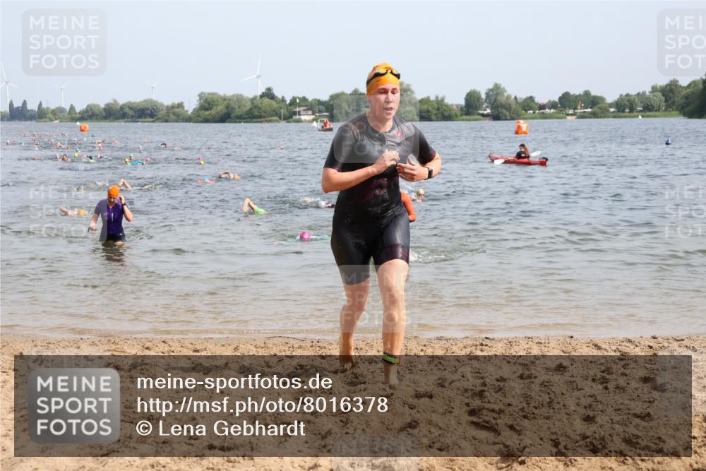 15.06.2025 - 27. Vierlanden-Triathlon Lena Gebhardt http://msf.ph/oto/8016378 15.06.2025 10:15:25 Schwimmen 507, 508, 511, 542, 554, 579, 613, 620, 631 meine-sportfotos.de