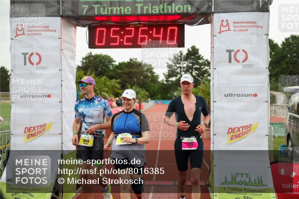 15.06.2025 - 7 Türme Triathlon Michael Strokosch http://msf.ph/oto/8016385 15.06.2025 15:26:40 Ziel 225, 1066, 1067 meine-sportfotos.de