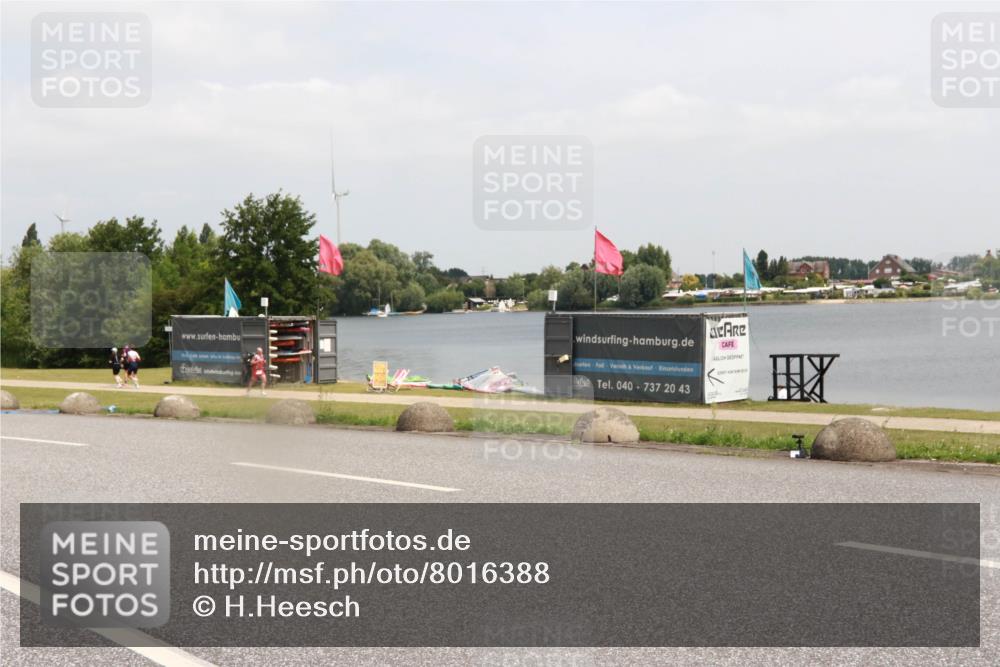 21.06.2025 - 27. Vierlanden-Triathlon H.Heesch http://msf.ph/oto/8016388 15.06.2025 12:04:33 Radfahren 725, 833 meine-sportfotos.de
