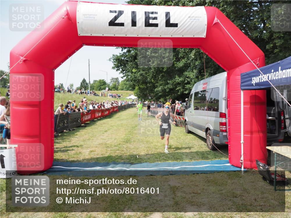 21.06.2025 - 27. Vierlanden-Triathlon MichiJ http://msf.ph/oto/8016401 15.06.2026 11:32:44 Ziel 480, 487, 614 meine-sportfotos.de