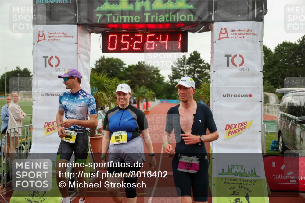 15.06.2025 - 7 Türme Triathlon Michael Strokosch http://msf.ph/oto/8016402 15.06.2025 15:26:40 Ziel 225, 1066, 1067 meine-sportfotos.de