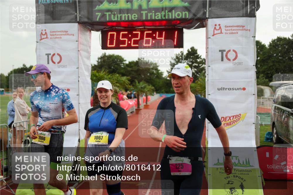 15.06.2025 - 7 Türme Triathlon Michael Strokosch http://msf.ph/oto/8016412 15.06.2025 15:26:41 Ziel 225, 1066, 1067 meine-sportfotos.de