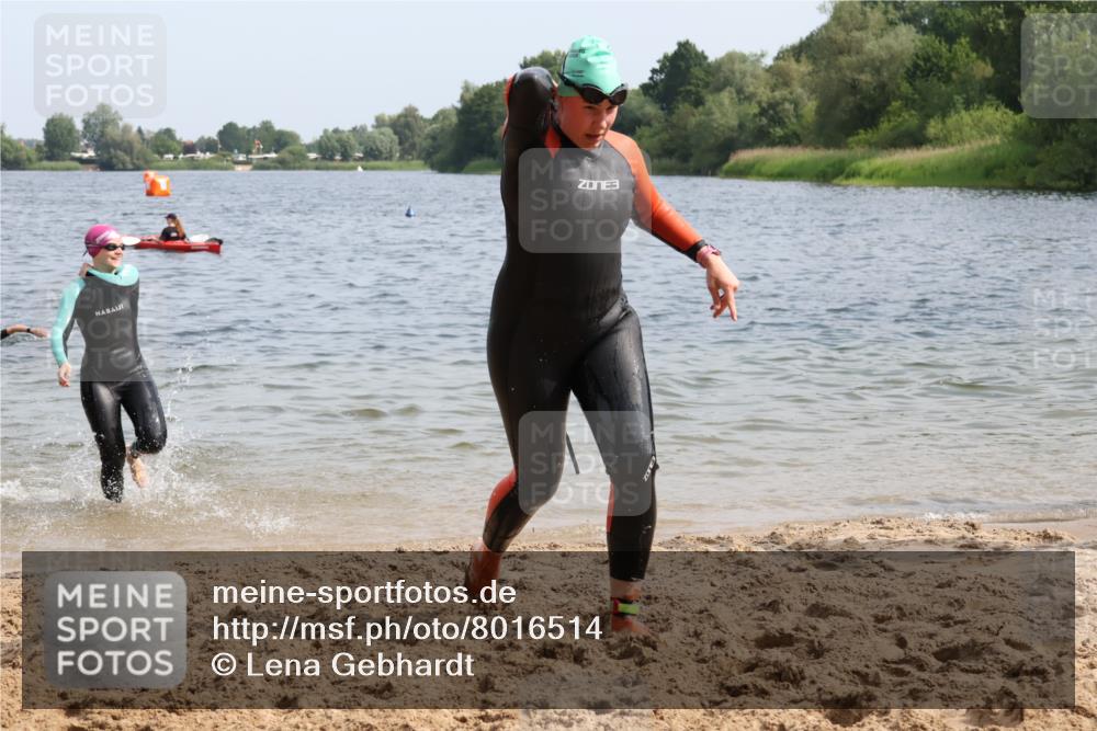 15.06.2025 - 27. Vierlanden-Triathlon Lena Gebhardt http://msf.ph/oto/8016514 15.06.2025 10:15:31 Schwimmen 508, 509, 511, 542, 554, 579, 613, 620, 631 meine-sportfotos.de