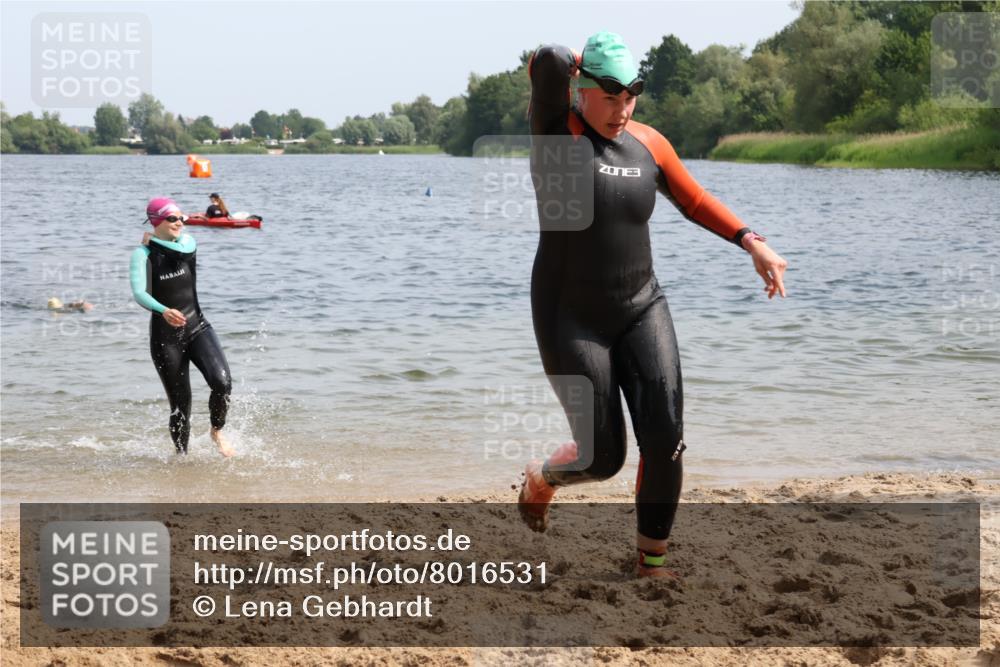 15.06.2025 - 27. Vierlanden-Triathlon Lena Gebhardt http://msf.ph/oto/8016531 15.06.2025 10:15:31 Schwimmen 508, 509, 511, 542, 554, 579, 613, 620, 631 meine-sportfotos.de