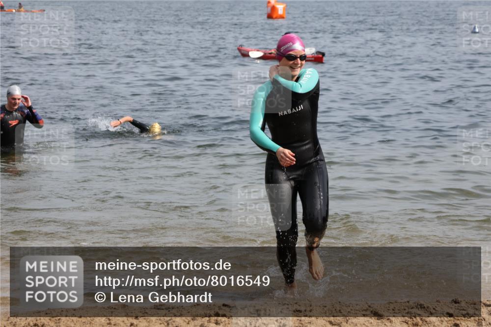 15.06.2025 - 27. Vierlanden-Triathlon Lena Gebhardt http://msf.ph/oto/8016549 15.06.2025 10:15:32 Schwimmen 508, 509, 511, 542, 554, 564, 613, 620, 631 meine-sportfotos.de