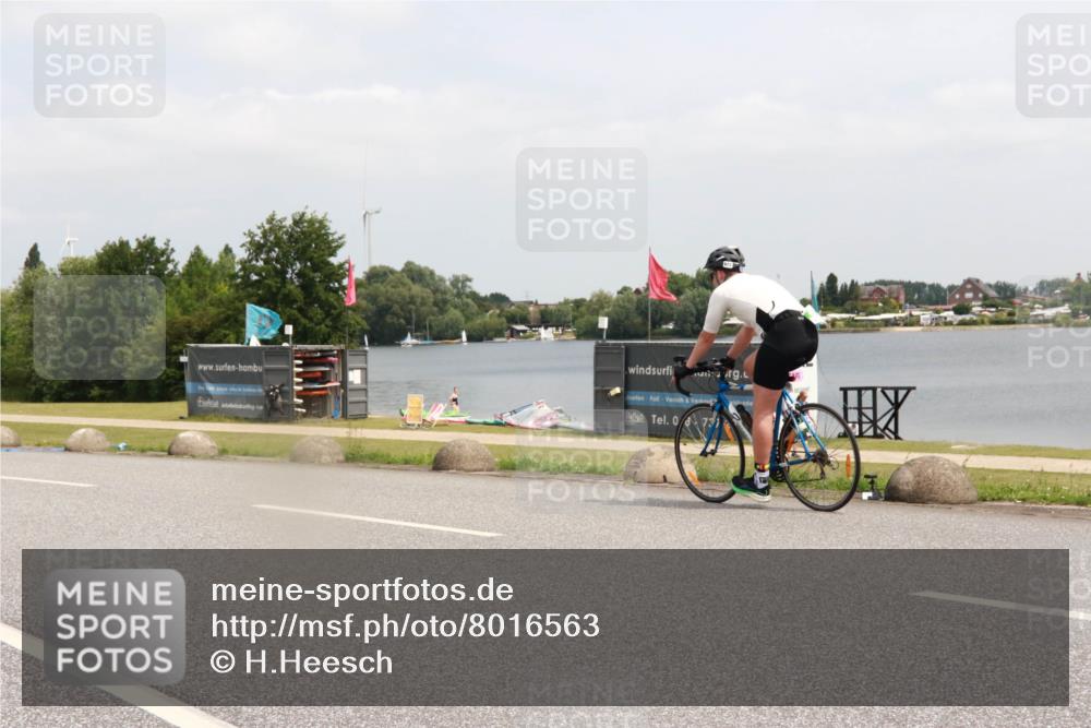 21.06.2025 - 27. Vierlanden-Triathlon H.Heesch http://msf.ph/oto/8016563 15.06.2025 12:04:56 Radfahren 252, 699 meine-sportfotos.de