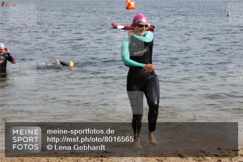 15.06.2025 - 27. Vierlanden-Triathlon Lena Gebhardt http://msf.ph/oto/8016565 15.06.2025 10:15:32 Schwimmen 508, 509, 511, 542, 554, 564, 613, 620, 631 meine-sportfotos.de