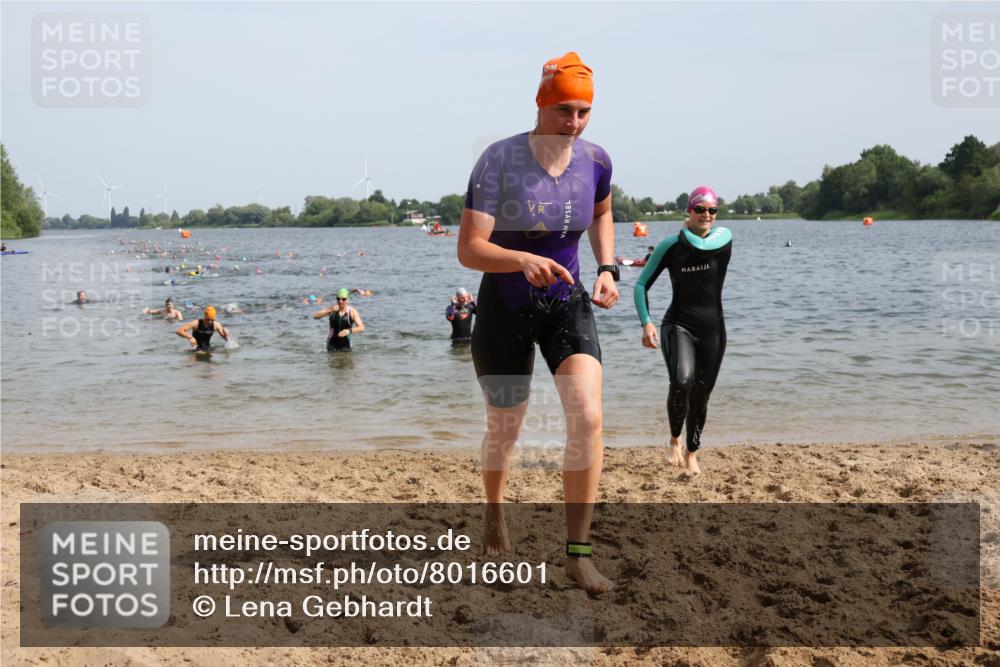 15.06.2025 - 27. Vierlanden-Triathlon Lena Gebhardt http://msf.ph/oto/8016601 15.06.2025 10:15:33 Schwimmen 483, 508, 509, 511, 554, 564, 620, 631 meine-sportfotos.de