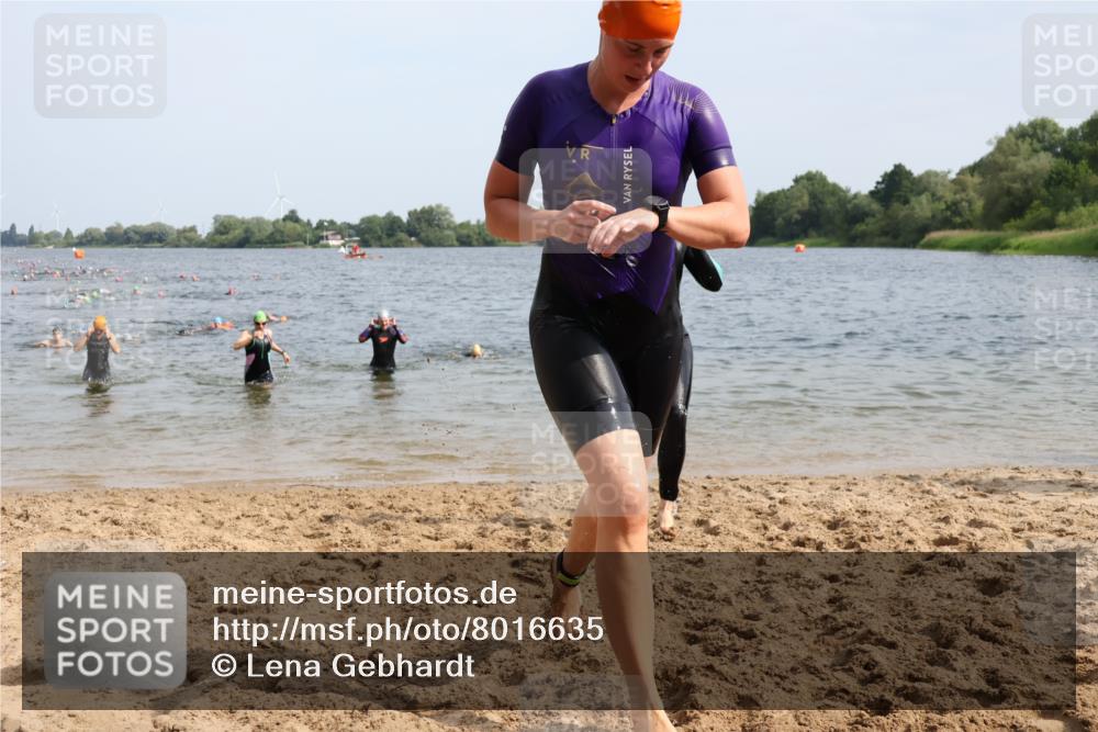 15.06.2025 - 27. Vierlanden-Triathlon Lena Gebhardt http://msf.ph/oto/8016635 15.06.2025 10:15:33 Schwimmen 483, 508, 509, 511, 554, 564, 620, 631 meine-sportfotos.de