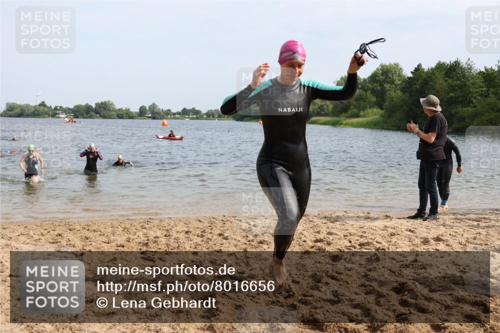 15.06.2025 - 27. Vierlanden-Triathlon Lena Gebhardt http://msf.ph/oto/8016656 15.06.2025 10:15:34 Schwimmen 483, 508, 509, 511, 554, 564, 620 meine-sportfotos.de