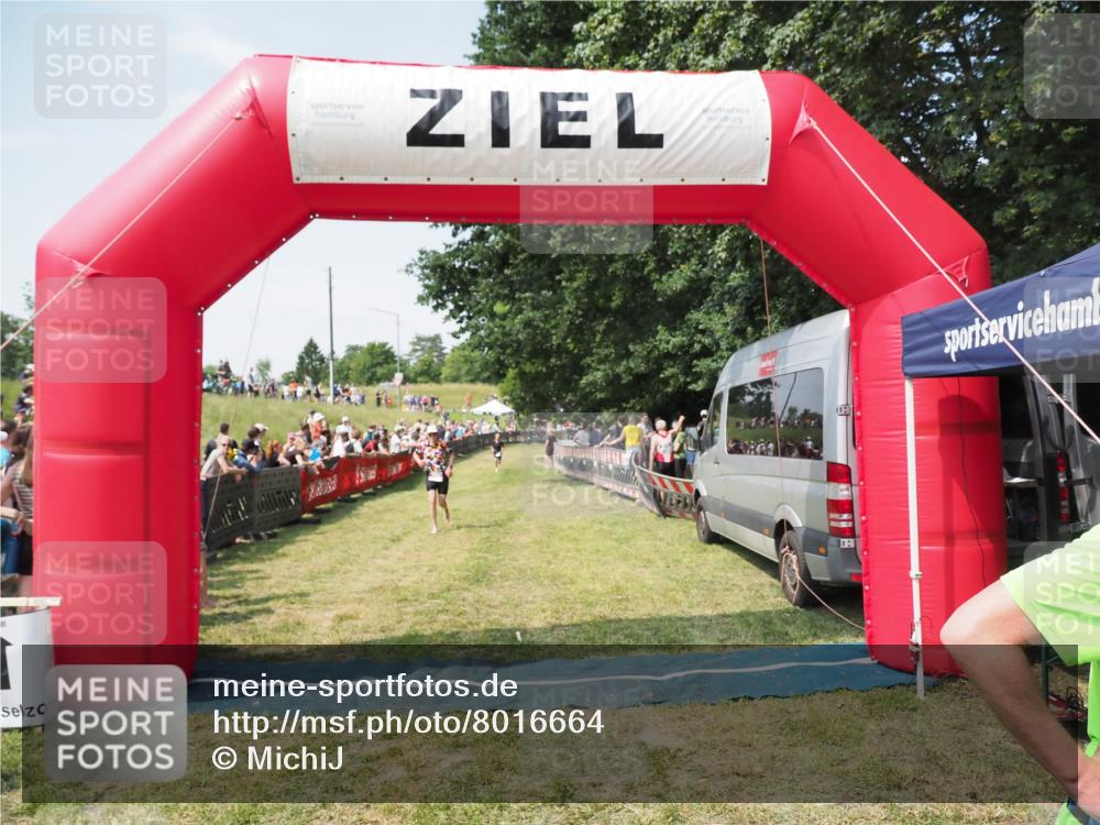 21.06.2025 - 27. Vierlanden-Triathlon MichiJ http://msf.ph/oto/8016664 15.06.2026 11:32:54 Ziel 187, 391 meine-sportfotos.de