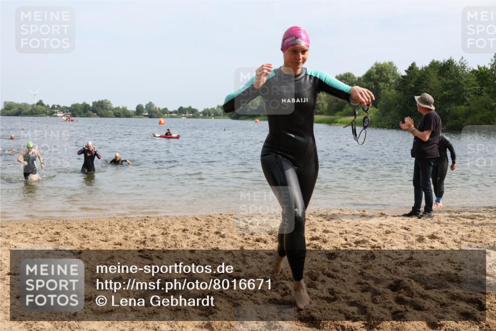 15.06.2025 - 27. Vierlanden-Triathlon Lena Gebhardt http://msf.ph/oto/8016671 15.06.2025 10:15:34 Schwimmen 483, 508, 509, 511, 554, 564, 620 meine-sportfotos.de