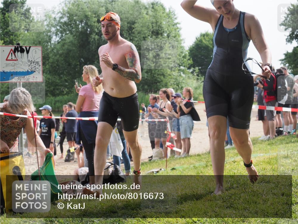 15.06.2025 - 27. Vierlanden-Triathlon KatJ http://msf.ph/oto/8016673 15.06.2025 10:16:04 Schwimmen 445, 505, 547, 606, 612 meine-sportfotos.de