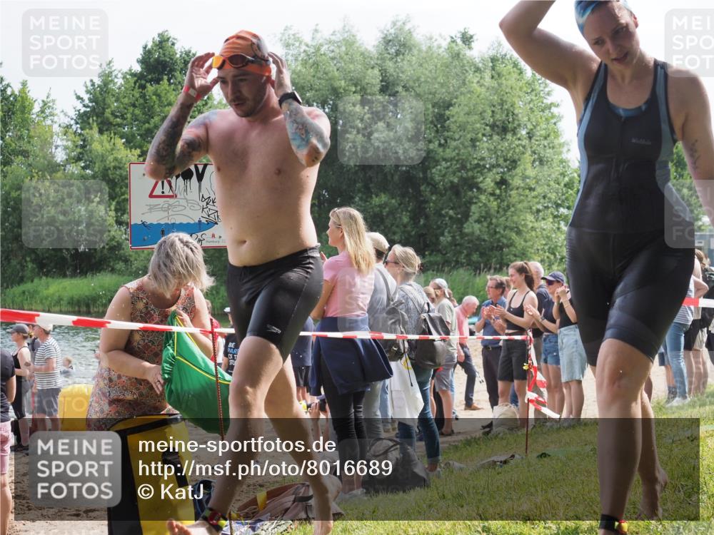 15.06.2025 - 27. Vierlanden-Triathlon KatJ http://msf.ph/oto/8016689 15.06.2025 10:16:05 Schwimmen 445, 547, 606, 612 meine-sportfotos.de