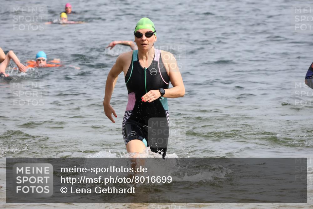 15.06.2025 - 27. Vierlanden-Triathlon Lena Gebhardt http://msf.ph/oto/8016699 15.06.2025 10:15:36 Schwimmen 483, 508, 509, 511, 554, 564, 590, 620 meine-sportfotos.de