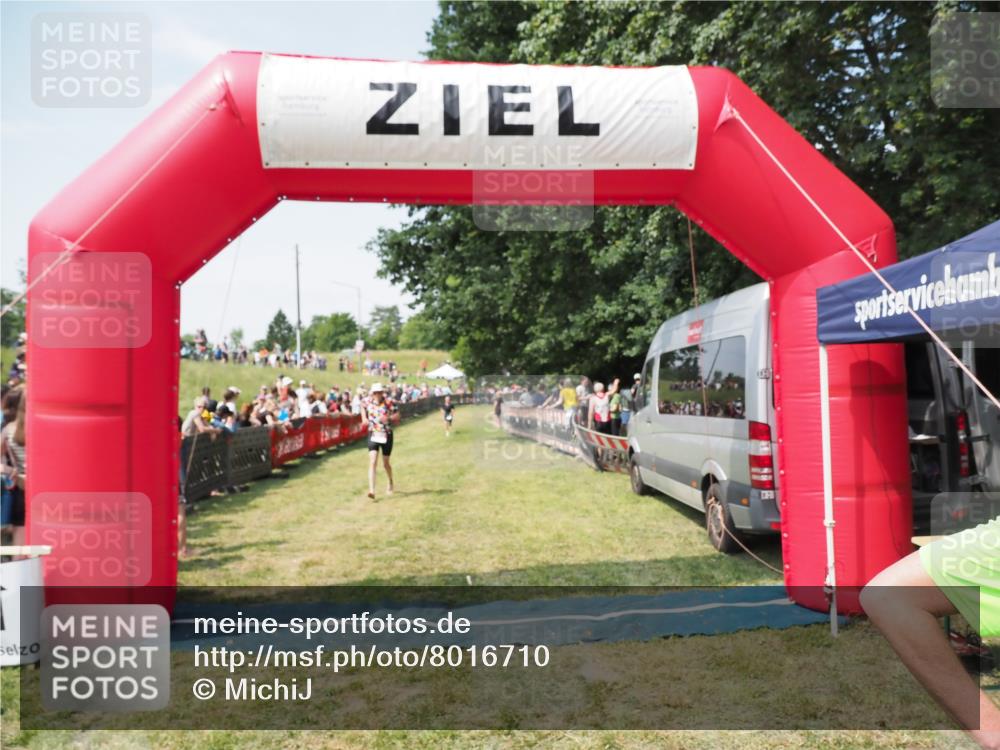 21.06.2025 - 27. Vierlanden-Triathlon MichiJ http://msf.ph/oto/8016710 15.06.2026 11:32:54 Ziel 187, 391 meine-sportfotos.de