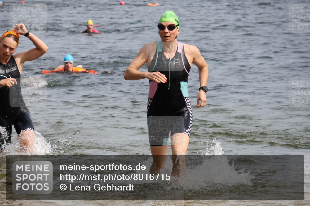 15.06.2025 - 27. Vierlanden-Triathlon Lena Gebhardt http://msf.ph/oto/8016715 15.06.2025 10:15:36 Schwimmen 483, 508, 509, 511, 554, 564, 590, 620 meine-sportfotos.de