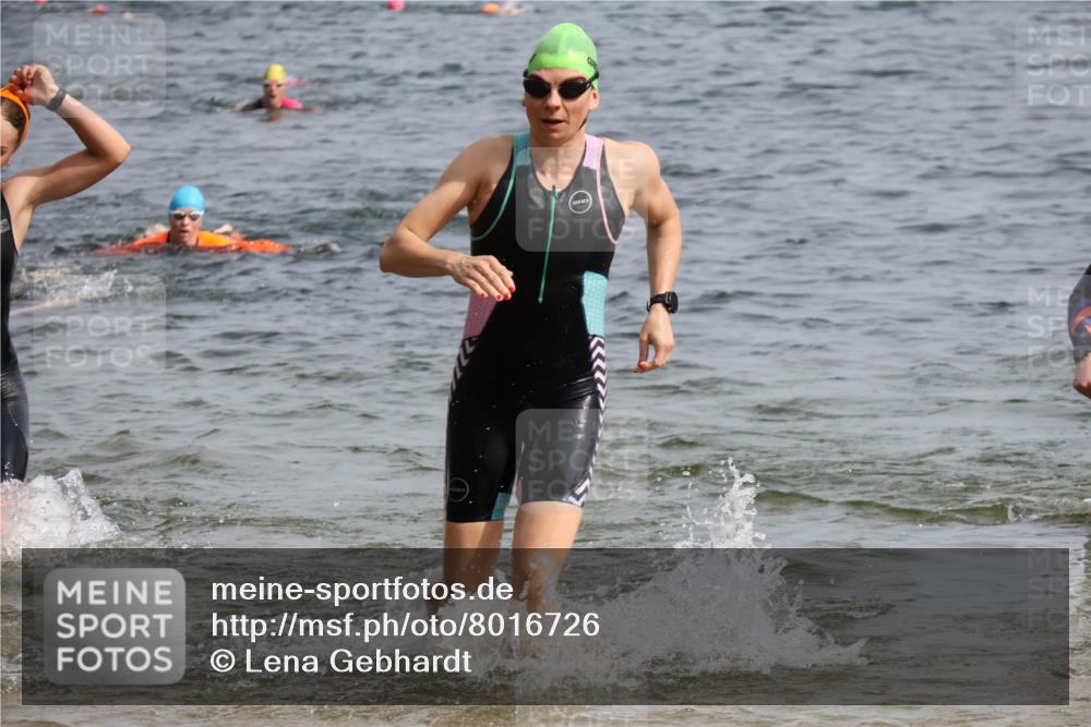 15.06.2025 - 27. Vierlanden-Triathlon Lena Gebhardt http://msf.ph/oto/8016726 15.06.2025 10:15:36 Schwimmen 483, 508, 509, 511, 554, 564, 590, 620 meine-sportfotos.de