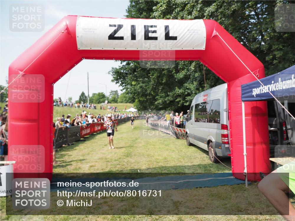 21.06.2025 - 27. Vierlanden-Triathlon MichiJ http://msf.ph/oto/8016731 15.06.2026 11:32:54 Ziel 187, 391 meine-sportfotos.de