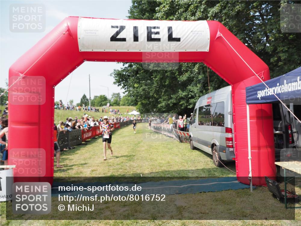21.06.2025 - 27. Vierlanden-Triathlon MichiJ http://msf.ph/oto/8016752 15.06.2026 11:32:55 Ziel 187, 391 meine-sportfotos.de
