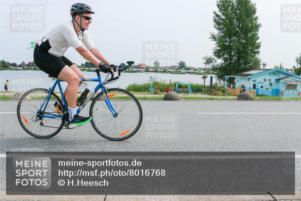 21.06.2025 - 27. Vierlanden-Triathlon H.Heesch http://msf.ph/oto/8016768 15.06.2025 11:57:30 Radfahren 673, 693, 964 meine-sportfotos.de