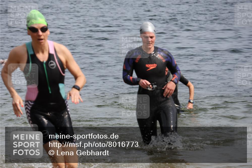 15.06.2025 - 27. Vierlanden-Triathlon Lena Gebhardt http://msf.ph/oto/8016773 15.06.2025 10:15:38 Schwimmen 483, 508, 509, 511, 564, 577, 590, 620 meine-sportfotos.de