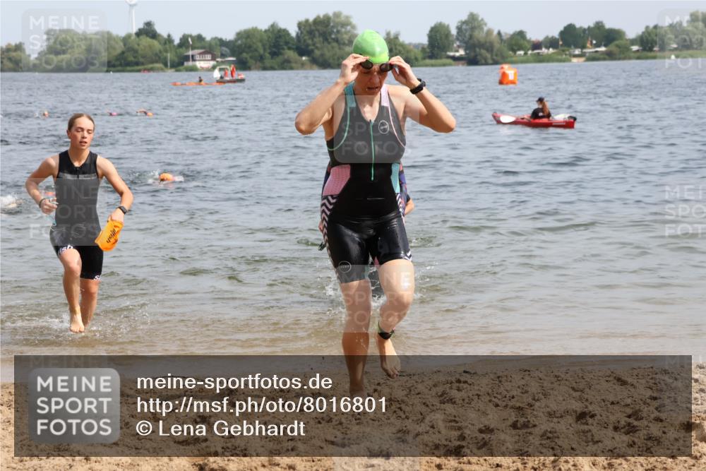 15.06.2025 - 27. Vierlanden-Triathlon Lena Gebhardt http://msf.ph/oto/8016801 15.06.2025 10:15:39 Schwimmen 483, 508, 509, 511, 564, 577, 590, 620, 630 meine-sportfotos.de