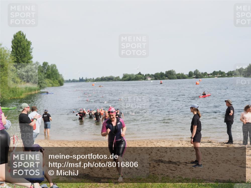 21.06.2025 - 27. Vierlanden-Triathlon MichiJ http://msf.ph/oto/8016806 15.06.2026 10:17:18 Schwimmen 529, 556, 575, 581, 584 meine-sportfotos.de